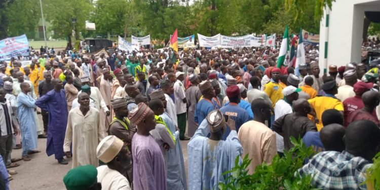 Killing: Zulum Says God Behind Successes, Gets Donation for Guber Form