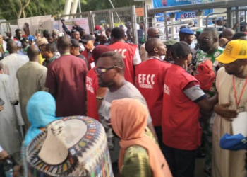HAPPENING NOW| EFCC Officers storm PDP Convention amid Reports of ‘Dollar Rain’
