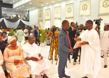 EDO 2024 DRAMA | Obaseki’s Security Aide Blocks Shaibu in Church  |  METROWATCH