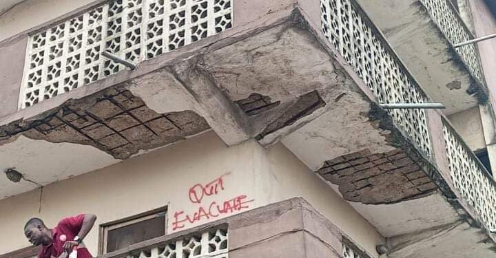 PHOTOS | Lagos Govt Begins Partial Demolition of Distressed Structures | METROWATCH