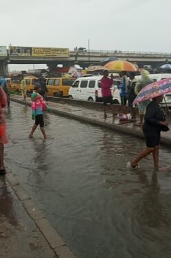 Morning Downpour Leaves Lagos-Badagry Expressway Flooded — residents groan | METROWATCH