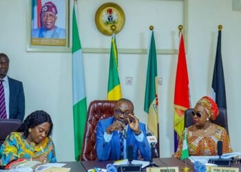 BREAKING | FG Orders Immigration to Clear Backlog of 200,000 Passports Within 2 Weeks | METROWATCH