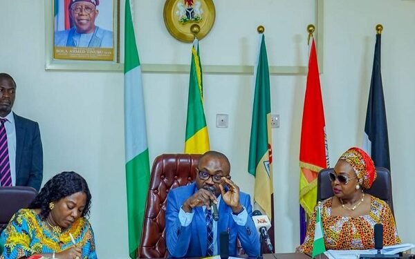 BREAKING | FG Orders Immigration to Clear Backlog of 200,000 Passports Within 2 Weeks | METROWATCH