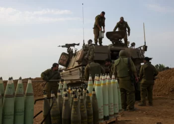 Israeli Forces Continue Gaza Strip Bombardment, Mass Troops on Border | METROWATCH