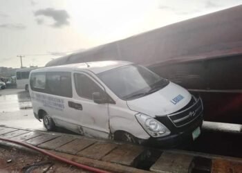 PHOTOS | People Jostle for Diesel as Tanker Crashes on Lagos-Ibadan Highway | METROWATCH