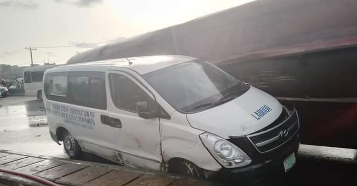 PHOTOS | People Jostle for Diesel as Tanker Crashes on Lagos-Ibadan Highway | METROWATCH