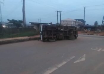 PHOTOS | Truck Falls on Lagos Road, Spills Content | METROWATCH