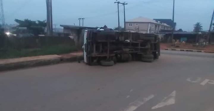 PHOTOS | Truck Falls on Lagos Road, Spills Content | METROWATCH