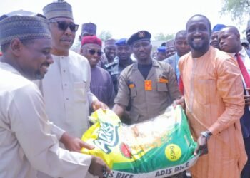Governor Zulum Disburses N255m Cash, Food Items to CJTF, Hunters | METROWATCH