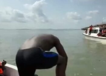 PHOTOS | Man Swims 3rd Mainland Bridge Lagoon to Raise Mental Health Awareness Campaign | METROWATCH