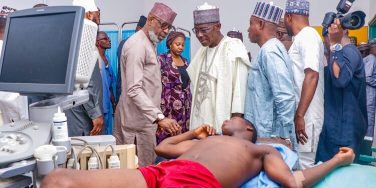 Mine Pit: Alake Condoles and Supports Victims with N50m, Recommits to Enforcing Miners’ Insurance | METROWATCH
