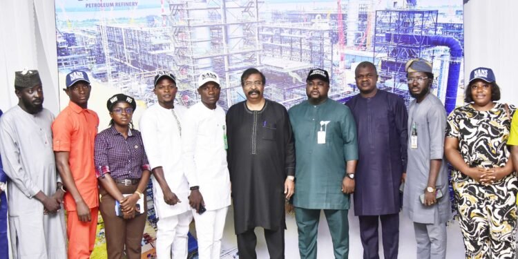 Nigerian Students Pass Confidence Vote on Dangote Refinery | METROWATCH