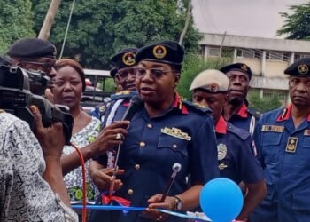 NSCDC Commandant Lucy Fakoya Commissions Cars, Presents Cheques to Beneficiaries in Kaduna | METROWATCH