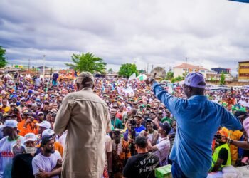 VIDEO | 200 Members of Gov Obaseki’s Family Defect to APC, Endorse Okpebholo for Governor | METROWATCH 