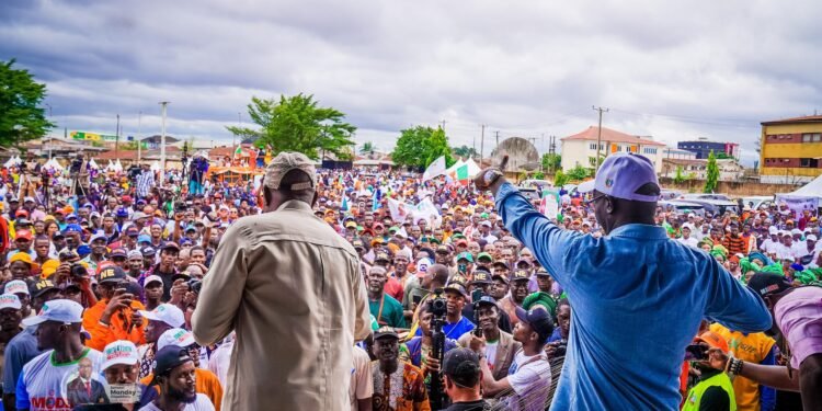 VIDEO | 200 Members of Gov Obaseki’s Family Defect to APC, Endorse Okpebholo for Governor | METROWATCH 