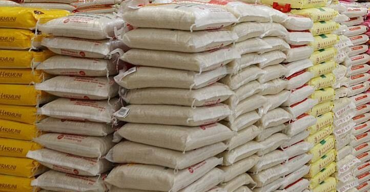 Christmas: Oshiomhole Distributes 11,000 Bags of Rice to Constituents