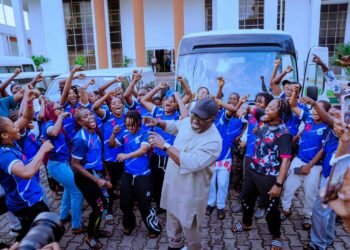 Oborevwori Donates 4 Buses yo Warri Wolves, Delta Queens Football Clubs