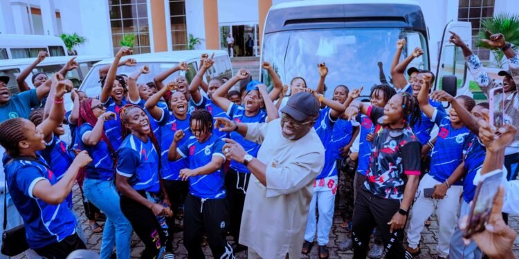 Oborevwori Donates 4 Buses yo Warri Wolves, Delta Queens Football Clubs