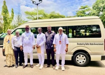Chief Press Secretary to the Governor of Delta State, Sir Festus Ahon (3rd left), in a group photograph with the Chairman, Nigeria Union of Journalists (NUJ), Delta State Council, Comrade Churchill Oyowe (3rd right), shortly after presenting the keys of a brand-new 18-seater Toyota Hiace bus to the NUJ on behalf of Governor Sheriff Oborevwori at Government House, Asaba, on Tuesday. Also in the photograph are Comrade Celestine Afokoba (2nd left), Comrade Austin Azu (right), Comrade Barth Ozah (2nd right), and Senior Special Assistant to the Governor on Community Newspapers, Prince Orhomonokpaye (left), alongside other members of the NUJ. PHOTO: SAMUEL JIBUNOR.