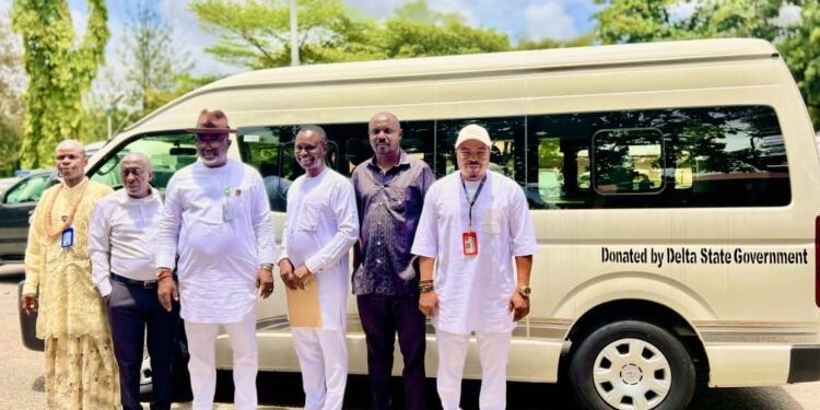 Oborevwori Presents 18-seater Bus to Delta NUJ, Reaffirms Commitment to Media Partnership