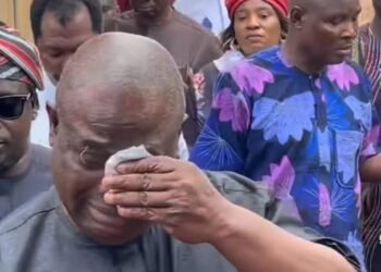 Yinka Quadri Weeps as Taiwo Hassan ‘Ogogo’ is Laid to Rest