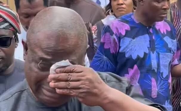 Yinka Quadri Weeps as Taiwo Hassan ‘Ogogo’ is Laid to Rest